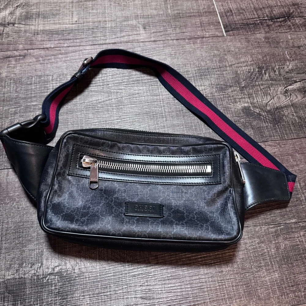 Gucci GG Supreme body bag in black with a red and blue web strap - Picture 13 of 16